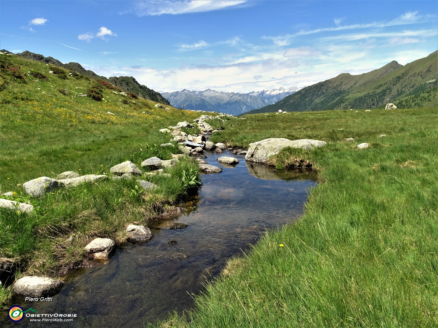 46 Mi abbasso al Lago Piccolo  (1986 m) le cui acque scendono in Valtellina nell'Adda.JPG